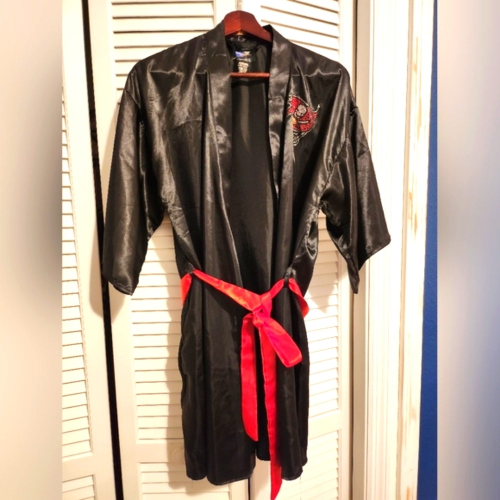 NWOT Buccaneers women's size s/m black night robe.